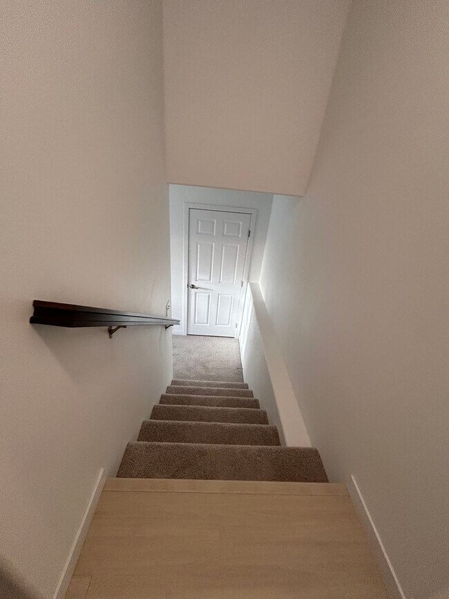 Building Photo - 3 Bed 3 Bath Townhome