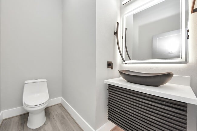 Building Photo - 602 W 28th St