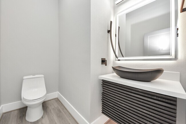 Building Photo - 604 W 28th St