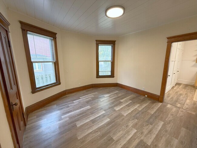 Building Photo - 116 Lathrop St