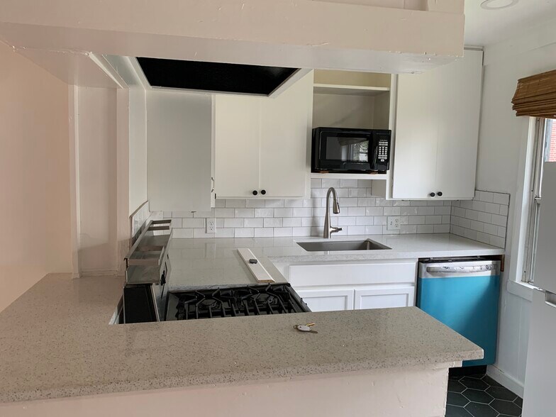 Kitchen - 6310 Greenbriar Dr