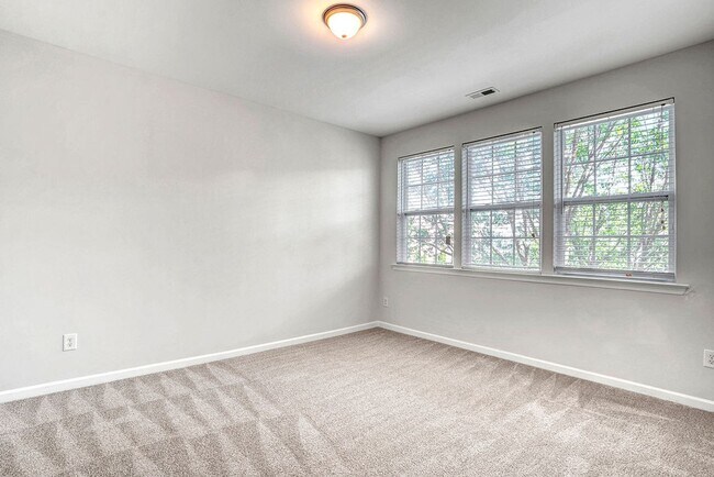 Building Photo - BEAUTIFUL TOWNHOUSE WITH COMMUNITY POOL