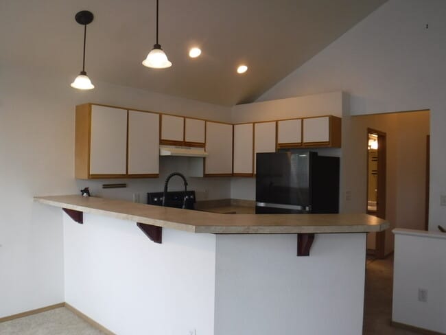 Building Photo - Townhouse with a private yard