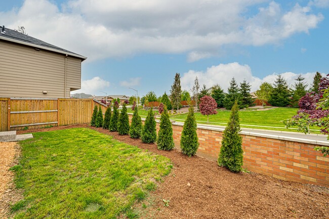 Building Photo - Beautiful Three Bedroom in Taverner Ridge!