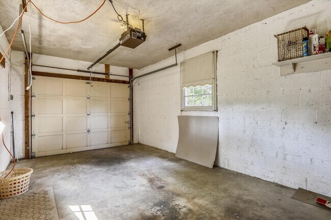 Building Photo - One Level Living -- 5bed / 3bath - Chevy Chase