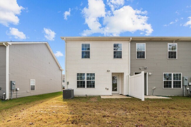 Building Photo - Beautiful new build townhome!