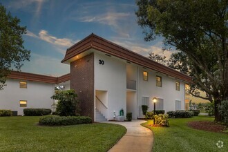 Building Photo - (55+) 2/2 Furnished Condo in Jensen Beach