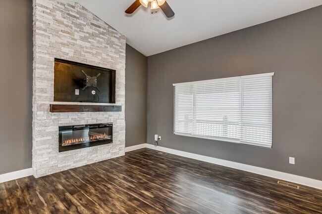Building Photo - Stunning 5 bedroom Ranch style home