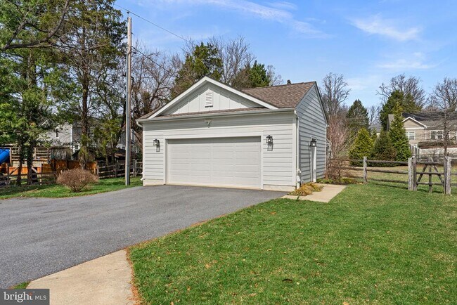 Building Photo - 17601 Crystal Spring Terrace