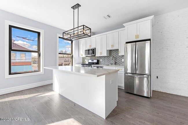 Building Photo - 160 Monmouth St