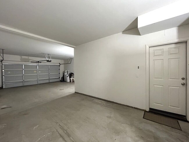 Building Photo - AVAILABLE NOW!! Fully Furnished 5 Bedroom 2.5 Bathroom Two Story Home in Beaumont!!