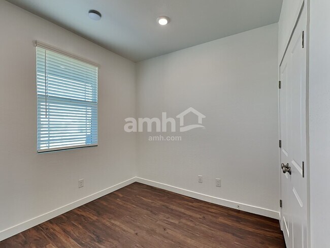 Building Photo - 8319 S 21st Dr