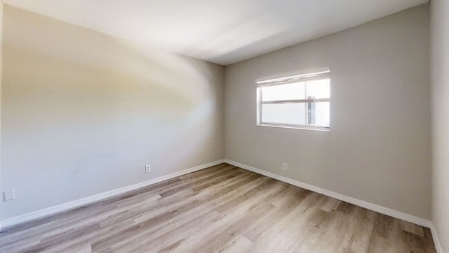 Building Photo - Lovely 2/1 apartment move in now- 1/2 off first month rent