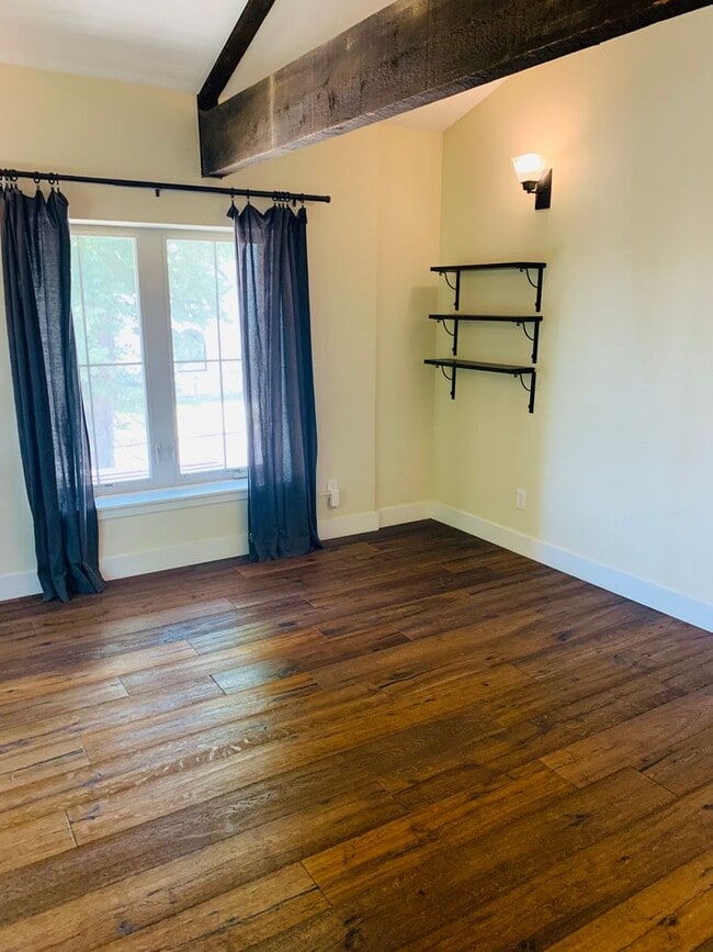 Building Photo - Stunning Luxury Home in Sunnyside