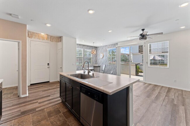 Building Photo - 30324 Town Square Dr