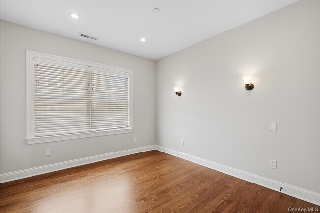 Building Photo - 124 Maple Ave