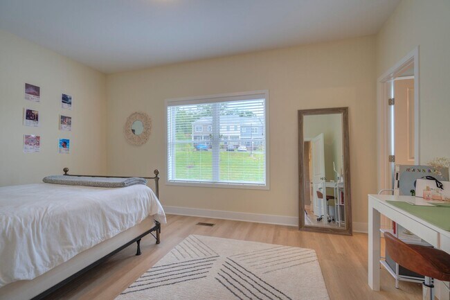 Building Photo - Spacious 4-Bedroom, 3-Story Townhome for Students