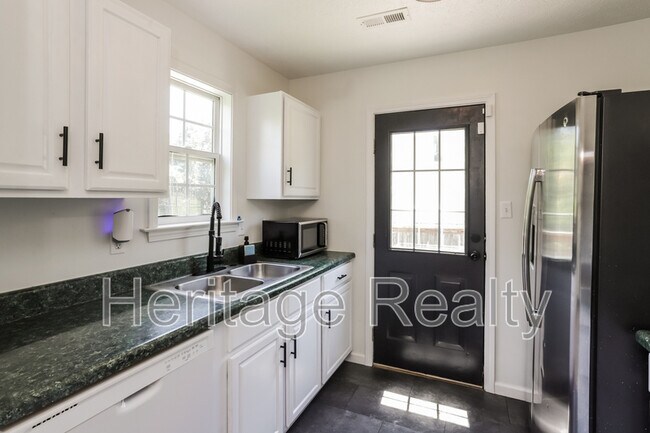Building Photo - 2574 Kenilworth Ln NE