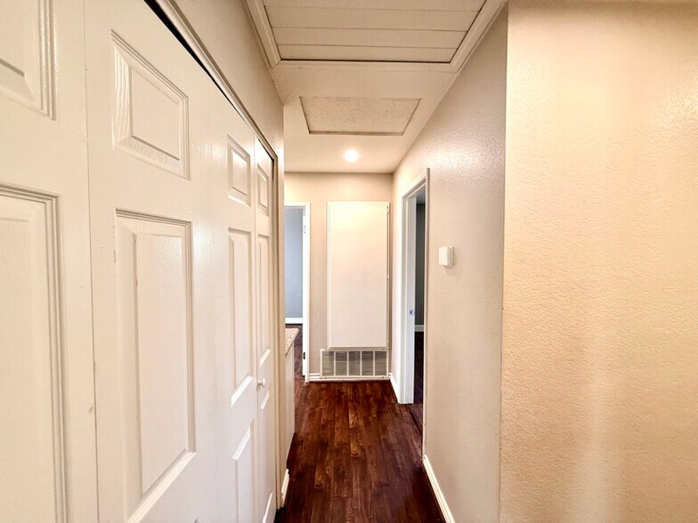Building Photo - 932 Blossom Hill Dr