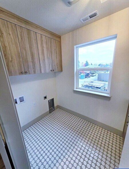 Building Photo - 1321 Oppek St NE