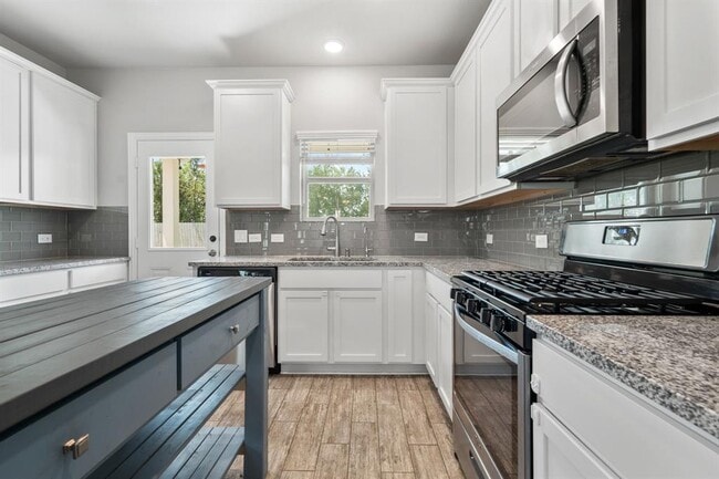 Building Photo - 31711 Azzaro Cir