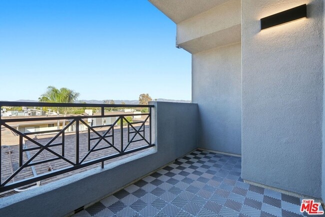 Building Photo - 4424 Whitsett Ave