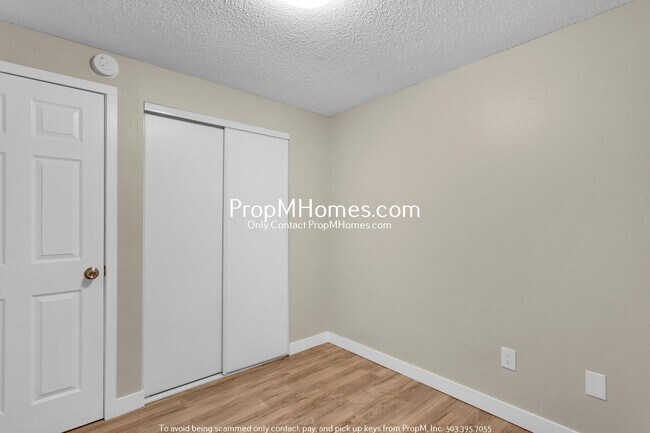 Building Photo - Updated Three Bedroom Duplex in the Heart of Oregon City!