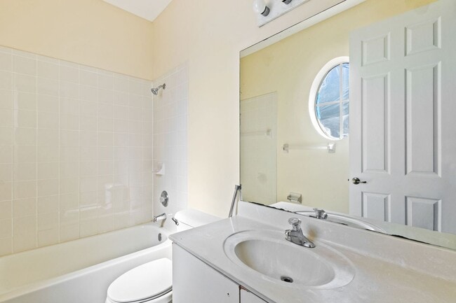 Building Photo - Spacious 3-bedroom, 3-bathroom home