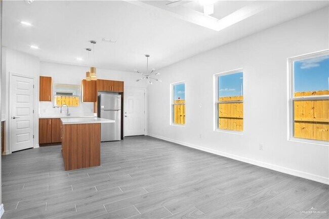 Building Photo - 608 N Onyx Ave