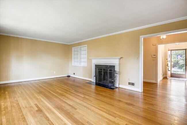 Building Photo - One Level Living -- 5bed / 3bath - Chevy Chase