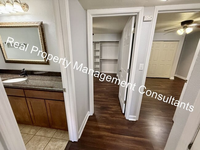 Building Photo - 2 Bed 2 Bath West Plaza Urban Oasis