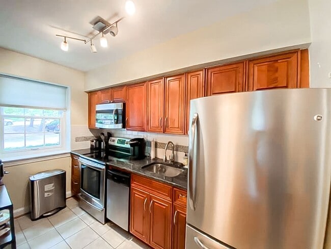 Building Photo - Tastefully Renovated 2 Bedroom 1 Bathroom ...
