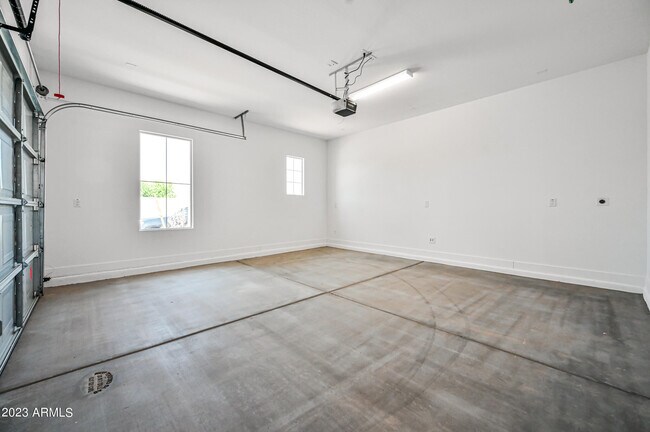 Building Photo - 8725 W Wagon Wheel Dr