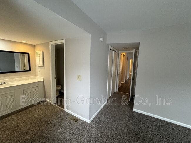 Building Photo - 5025 Hillsboro Dr