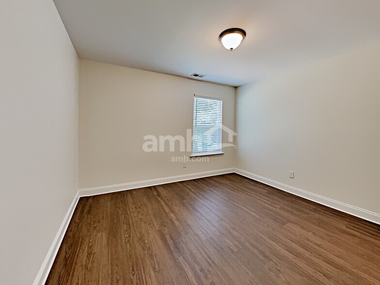 Building Photo - 3358 Okelly Dr