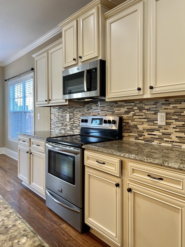 Building Photo - 2000 Croyden Cir