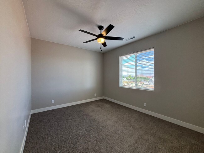 Building Photo - SPACIOUS HOME FOR RENT!