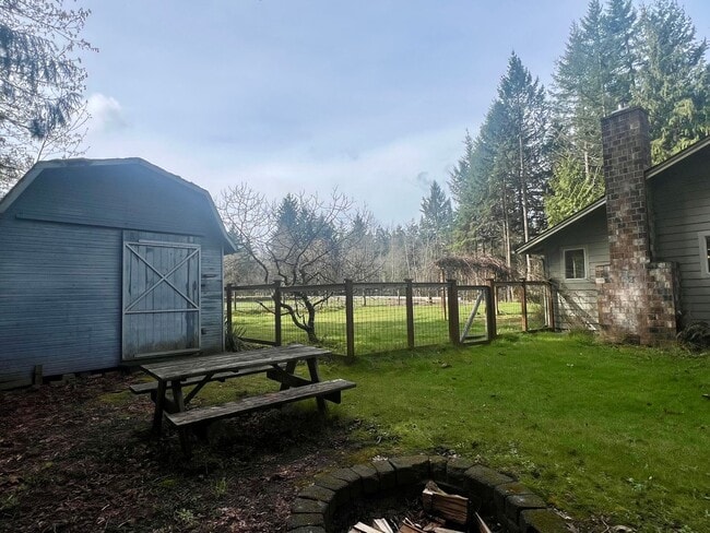 Building Photo - PENDING APPLICATION; Private Westside 3 BD+Den