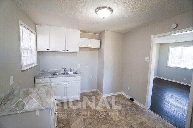 Building Photo - 581 Seminole Cir