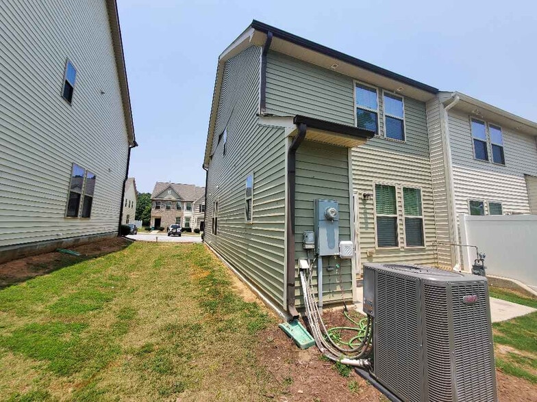 Building Photo - Room in Townhome on Maypearl Ln