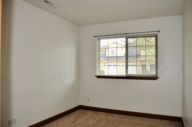 Building Photo - 3 bed 2.5 bath Townhome with A/C & gas fireplace