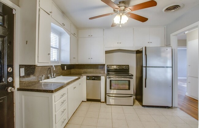 Building Photo - Pre-leasing for June!