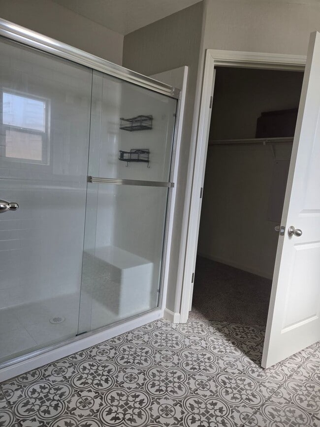 Building Photo - 3 BR 2 BA Available Now