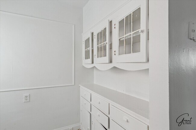 Building Photo - 10343 Crocuslawn Ave