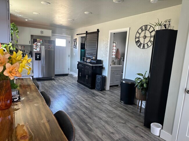 Building Photo - 1839 S Rocker Rd