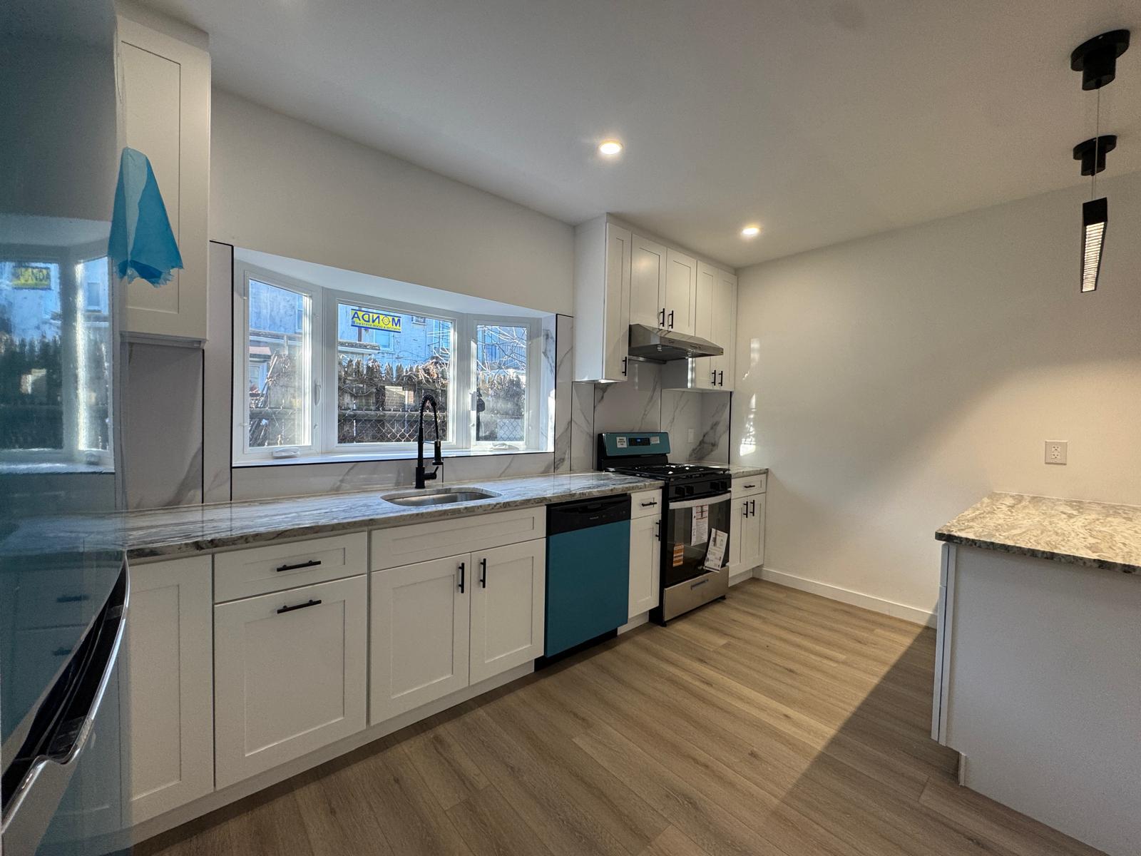 Building Photo - 198 28th St