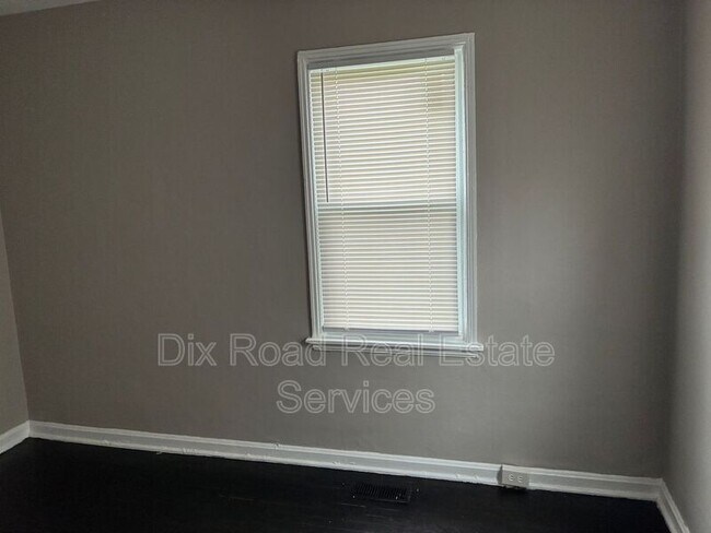 Building Photo - 729 Cleverly Rd