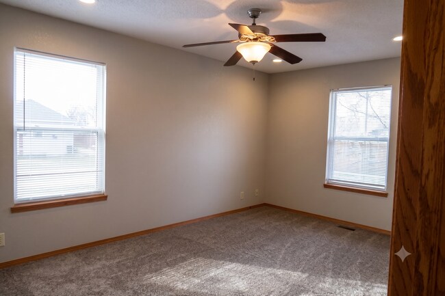 Building Photo - Beautiful and Spacious 4 Bedroom