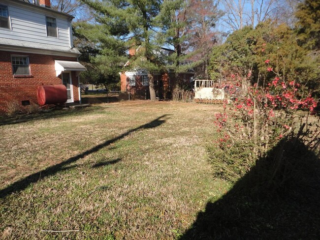 Building Photo - 3 BR/ 1.5 BA Brick Three Bedroom Cape Cod ...