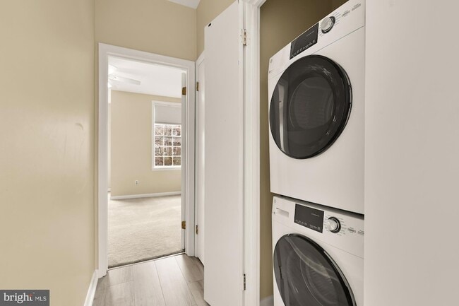 Building Photo - 650 E Street NE Unit A